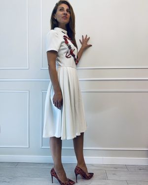 Женствена бяла рокля с А-силует и сърце от рози Djofra