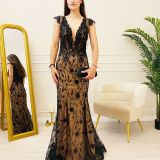 Дълга официална черна рокля на Invito Haute Couture с основа в телесен цвят - лице