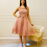 Рокля в тъмно син тюл и дантела до коляното - лице