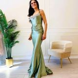 Рокля от зелен сатен на бранда Vlora Kaltrina - лице